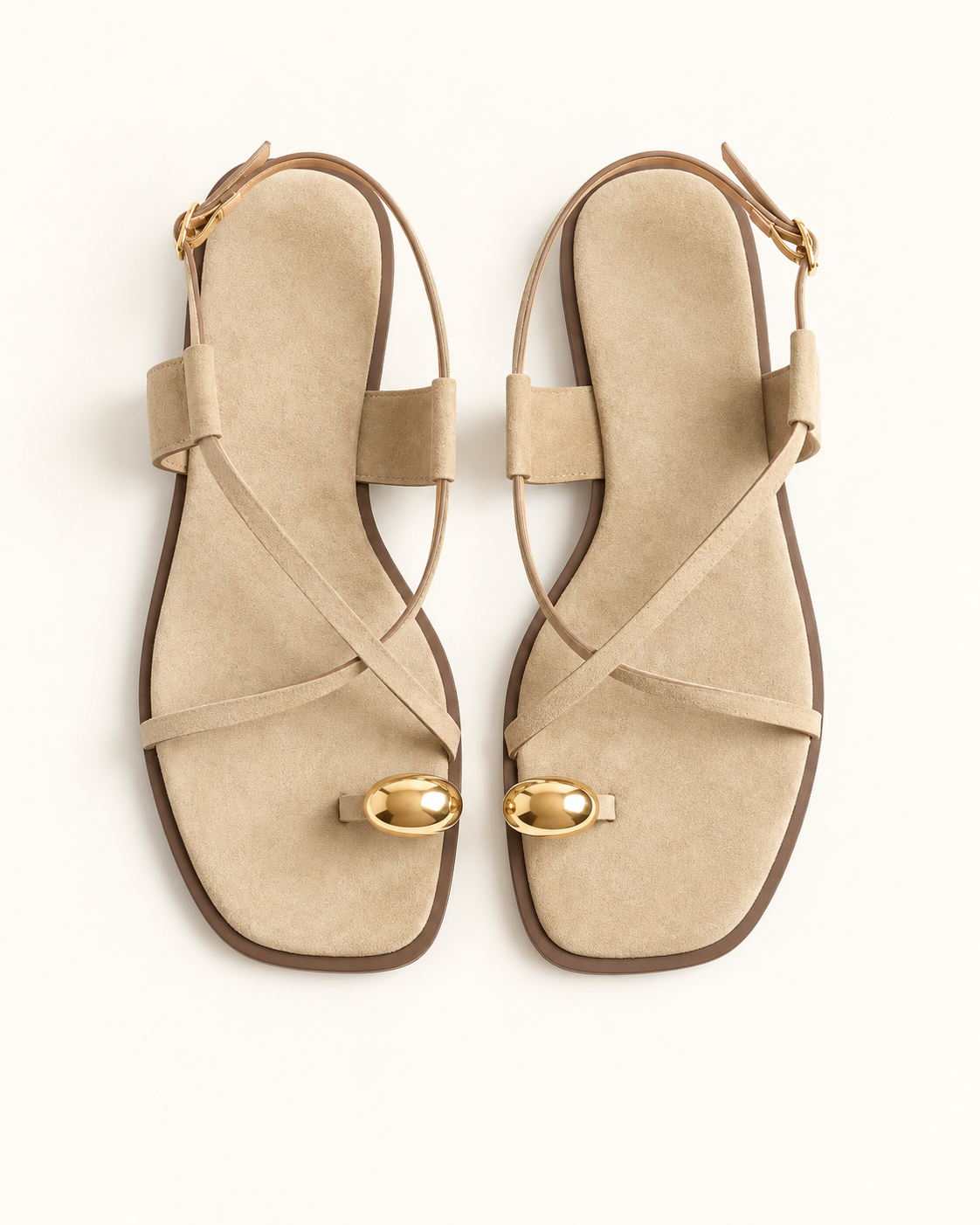 **Alma™ – Sandalias Planas con Detalle Dorado**